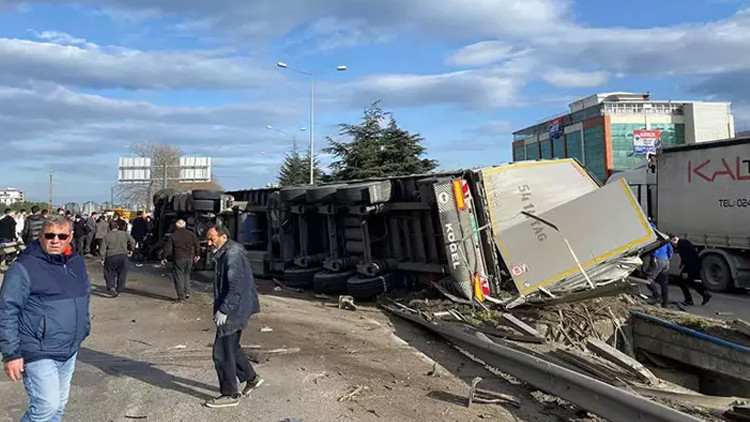 4 Ara&ccedil;la Meydana Gelen Kazada 1 Kişi Hayatını Kaybetti, 3 Kişi Yaralandı