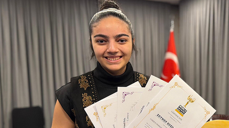 5 Yaşında Bağlama &Ccedil;almayı &Ouml;ğrendi | Liseli Zeynep Uluslararası D&uuml;zeyde 9 &Ouml;d&uuml;l Kazandı