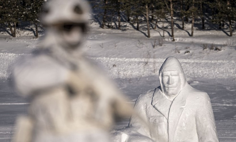 Kardan Heykel Önünde