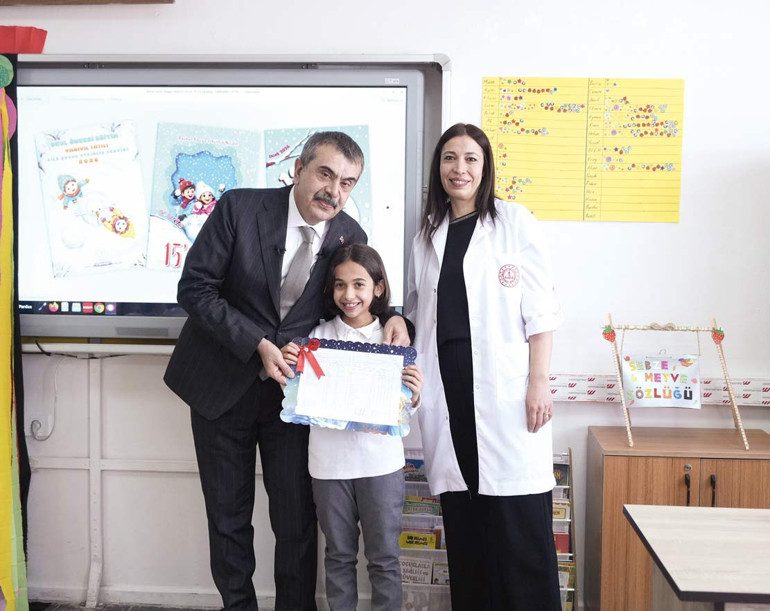 Bakan Tekin Karne Dağıtımında