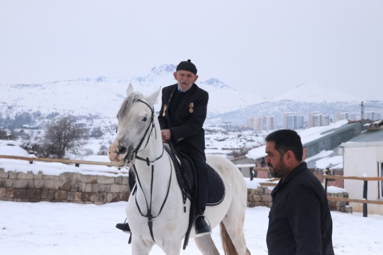 Kayınpederi ile Ata Binen Çocuklar