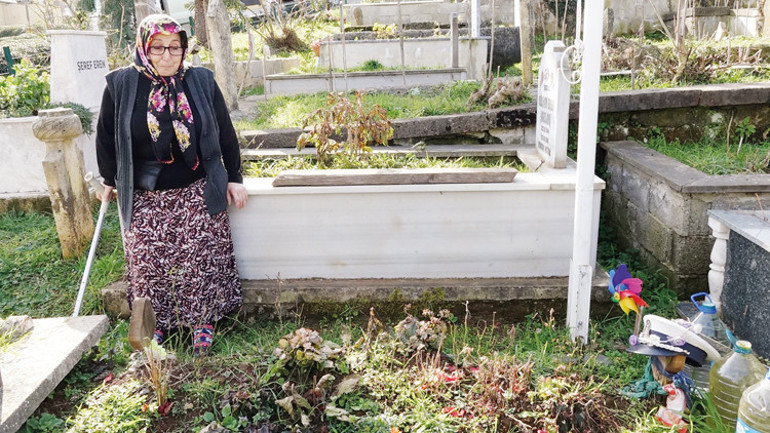 Sinem Topaloğlu'nun mezarının başında, aile üyeleri