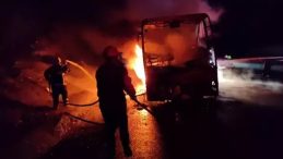 Adana'da Facianın Eşiğinden D&ouml;n&uuml;ld&uuml;! Seyir Halindeki Yolcu Otob&uuml;s&uuml; Alev Alev Yandı