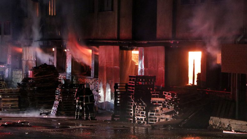 Adana'da parke ve panel &uuml;retilen fabrikada yangın