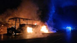 Adana'da Yangın Tehlikesi: Yolcu Otob&uuml;s&uuml; K&uuml;l Oldu