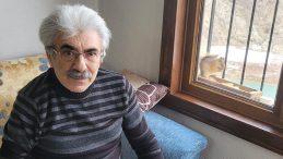 Adını 'Rıfkı' Koydu: Her G&uuml;n Penceresine Gelip Karnını Doyuruyor