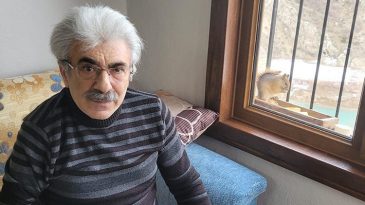 Adını 'Rıfkı' Koydu: Her G&uuml;n Penceresine Gelip Karnını Doyuruyor