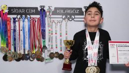 Aferin sana &ccedil;ocuk: 11 yaşındaki Sidar, Amerika'daki olimpiyatlarda d&uuml;nya birincisi oldu