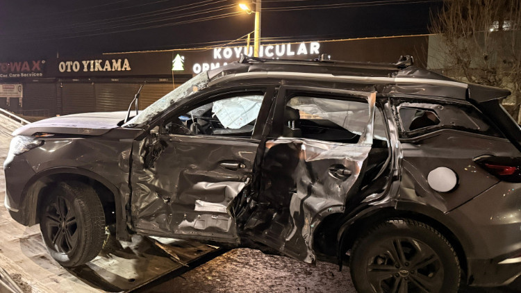 Afyonkarahisar'da Tır ve Otomobil &Ccedil;arpıştı: 1 &Ouml;l&uuml;, 6 Yaralı