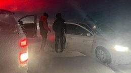 Ağrı'da Kar ve Tipide Mahsur Kalan 6 Kişi Kurtarıldı