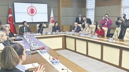 Aileden Uzaklaşan &Ccedil;ocuklar Su&ccedil;la Karşılaşıyor