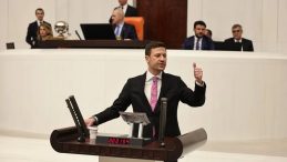 AK Parti&rsquo;den &Ouml;zg&uuml;r &Ouml;zel&rsquo;e Sert Tepki: Yalvararak Siyaset Yapılmaz