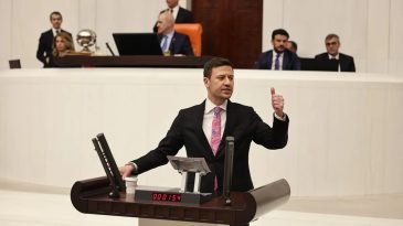 AK Parti&rsquo;den &Ouml;zg&uuml;r &Ouml;zel&rsquo;e Sert Tepki: Yalvararak Siyaset Yapılmaz