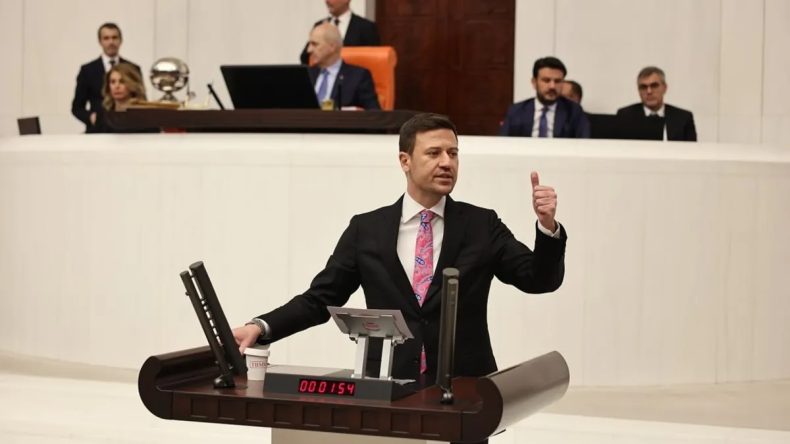 AK Parti&rsquo;den &Ouml;zg&uuml;r &Ouml;zel&rsquo;e Sert Tepki: Yalvararak Siyaset Yapılmaz