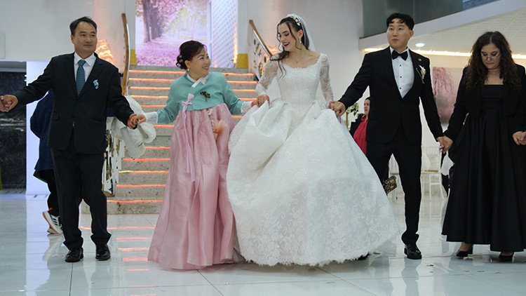 Akrabalar ilk başta sıcak bakmadı | 8 bin kilometre öteden gelen aşk: Müslüman oldu, adını değiştirdi