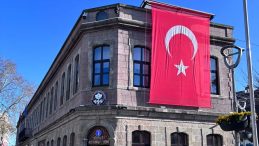 Al&ccedil;ak saldırıya tepkiler s&uuml;r&uuml;yor: Trabzon'da binalar bayraklarla s&uuml;slendi