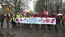 Almanya&rsquo;da Kamu &Ccedil;alışanlarından Uyarı Grevi: Belediye Binasına Y&uuml;r&uuml;y&uuml;ş D&uuml;zenlendi!