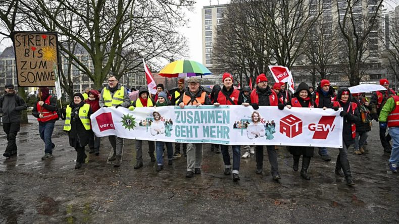 Almanya&rsquo;da Kamu &Ccedil;alışanlarından Uyarı Grevi: Belediye Binasına Y&uuml;r&uuml;y&uuml;ş D&uuml;zenlendi!