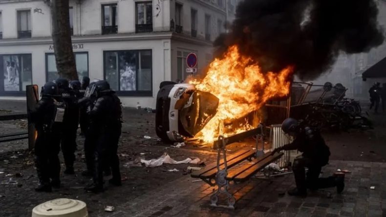 Almanya&rsquo;da Ter&ouml;r Eylemleri! YPG/SDG Destek&ccedil;ileri Polise ve İş Yerlerine Saldırı D&uuml;zenledi