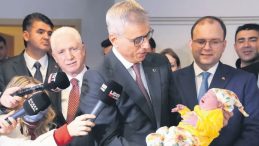 Altın ve &Ccedil;i&ccedil;ek Hediyesi