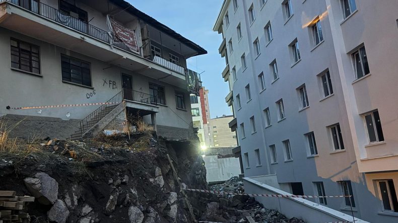 Altındağ'da İnşaat Kazısıyla Zayıflayan Bina Boşaltıldı