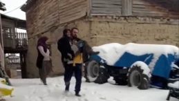 Ambulansa Taşınan 90 Yaşındaki Hasta İ&ccedil;in Sağlık Ekiplerinden &Ouml;rnek Davranış