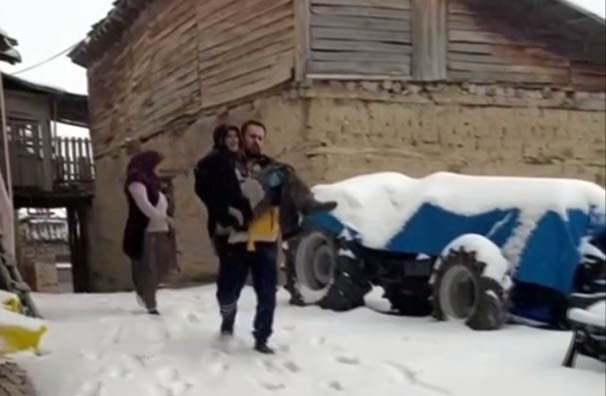 Ambulansa Taşınan 90 Yaşındaki Hasta İ&ccedil;in Sağlık Ekiplerinden &Ouml;rnek Davranış