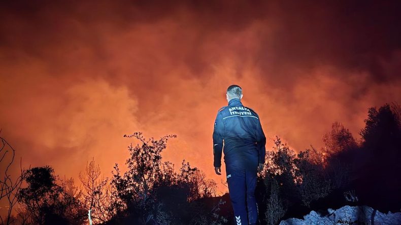 Antalya'da Orman Yangını: Yaklaşık 2 Hektar Zarar G&ouml;rd&uuml;