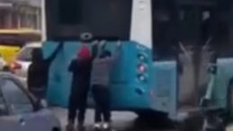 Antalya'da Tehlikeli Paten Yolculuğu Kameralara Yansıdı: Ara&ccedil;lara Tutunan &Ccedil;ocuklara Yasal İşlem