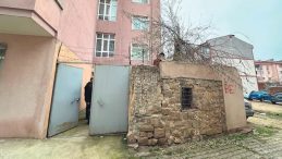 Apartmanın Bah&ccedil;esinde 500 Yıllık Mezar