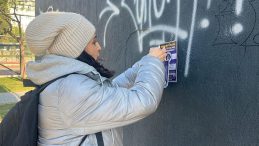 Arkadaşının başı yanınca kendini buna adadı: Sokak sokak gezip duvarlara uyarı broş&uuml;r&uuml; yapıştırıyor!