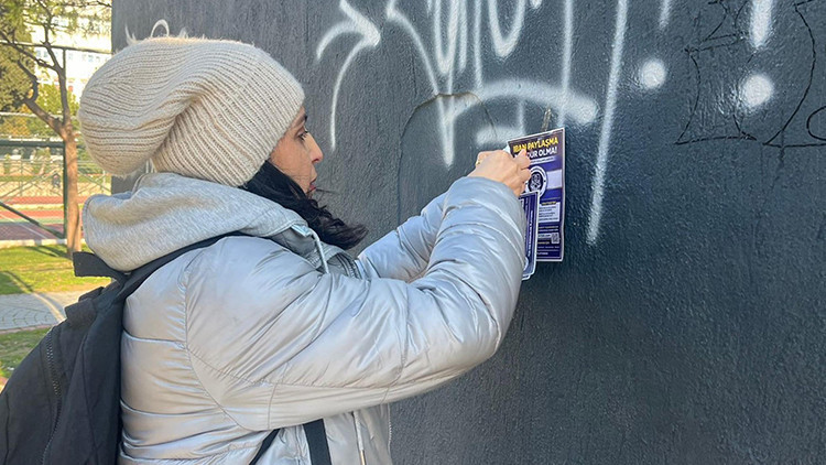 Arkadaşının başı yanınca kendini buna adadı: Sokak sokak gezip duvarlara uyarı broş&uuml;r&uuml; yapıştırıyor!