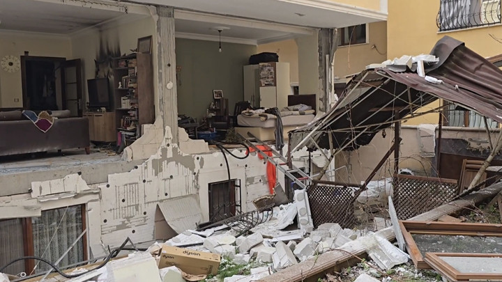 Ataşehir'de 3 Katlı Binada Doğal Gaz Patlaması! Ortalık Savaş Alanına D&ouml;nd&uuml;…