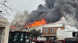 Ataşehir'de 4 Katlı İş Yeri Alev Alev