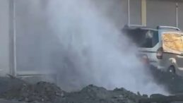 Avcılar'da Faciadan B&ouml;yle D&ouml;n&uuml;ld&uuml;: Kazı Sırasında Doğal Gaz Borusu Delindi!