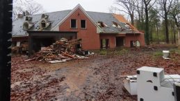 Avrupa ve T&uuml;rkiye'ye Uyuşturucu Sevkiyatlarının Başında: "Hayalet" Lakaplı Orhan &Uuml;nğan'ın L&uuml;ks Malikanesi Yıkıldı!