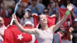 Avustralya A&ccedil;ık'ta Tarih Yazdı: Zeynep S&ouml;nmez, &Uuml;&ccedil;&uuml;nc&uuml; Tura Y&uuml;kselen İlk T&uuml;rk Tenis&ccedil;i