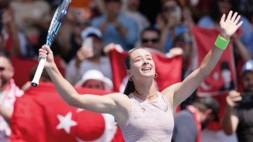 Avustralya A&ccedil;ık'ta Tarih Yazdı: Zeynep S&ouml;nmez, &Uuml;&ccedil;&uuml;nc&uuml; Tura Y&uuml;kselen İlk T&uuml;rk Tenis&ccedil;i