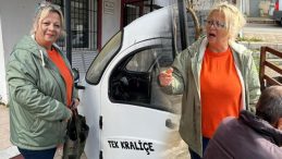 Babasının vefatından sadece 4 dakika &ouml;nce verdiği s&ouml;z&uuml; yerine getirdi: Elektrikli motoruyla kapı kapı geziyor