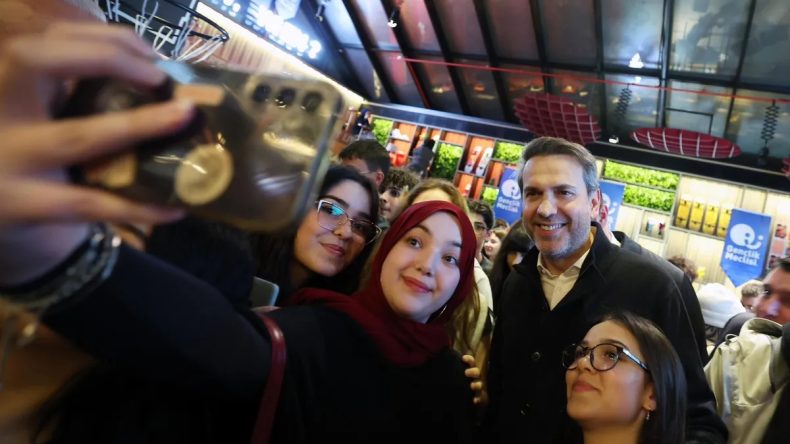 Bakan Bayraktar, &Uuml;mraniye'de Gen&ccedil;lerle Buluştu