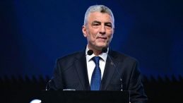 Bakan Bolat, B&uuml;y&uuml;kel&ccedil;ileri Kabul Etti