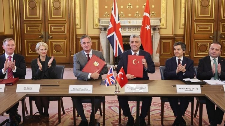 Bakan Bolat Duyurdu: T&uuml;rkiye ve İngiltere Arasında Yeni Anlaşmalar İmzalandı