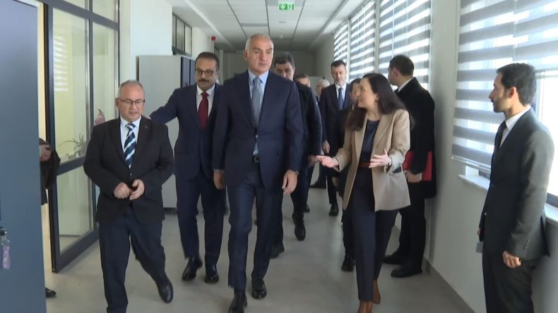 Bakan Ersoy'dan Konservasyon Laboratuvarı'na ziyaret
