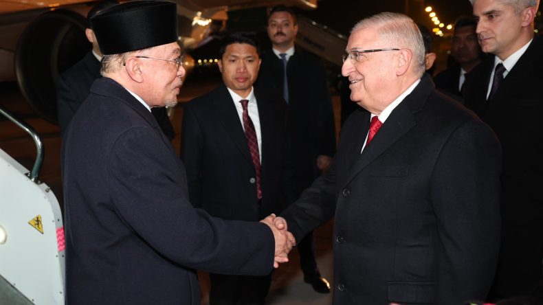 Bakan G&uuml;ler, Malezya Başbakanı İbrahim'i Karşıladı