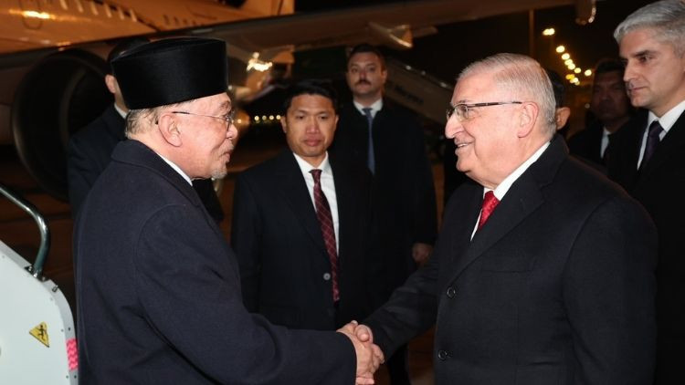 Bakan G&uuml;ler, Malezya Başbakanı İbrahim'i karşıladı