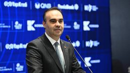 Bakan Kacır: "T&uuml;rkiye, istikrar ve g&uuml;ven adresi olarak fırtınalara g&ouml;ğ&uuml;s geriyor"