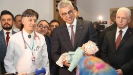 Bakan Memişoğlu, Yeni Yılın İlk Bebeğini Ziyaret Etti