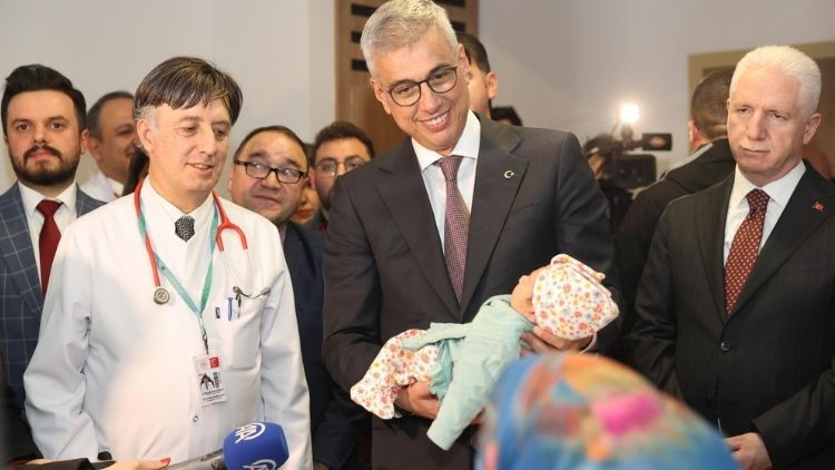 Bakan Memişoğlu, Yeni Yılın İlk Bebeğini Ziyaret Etti