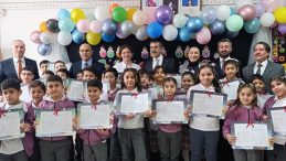 Bakan Tekin, Ağrı'da &Ouml;ğrencilere Karne Dağıttı: Yarıyıl Tatilinde Dinlenip, Kitap Okuyarak Vakit Ge&ccedil;irin