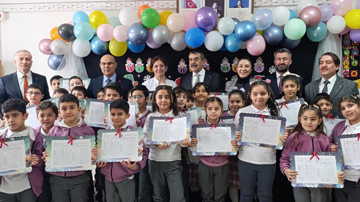 Bakan Tekin, Ağrı'da Öğrencilere Karne Dağıttı: Yarıyıl Tatilinde Dinlenip, Kitap Okuyarak Vakit Geçirin